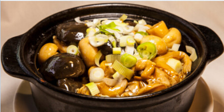 Mixed mushrooms in claypot