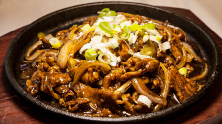 Black pepper beef stir fry on sizzling plate